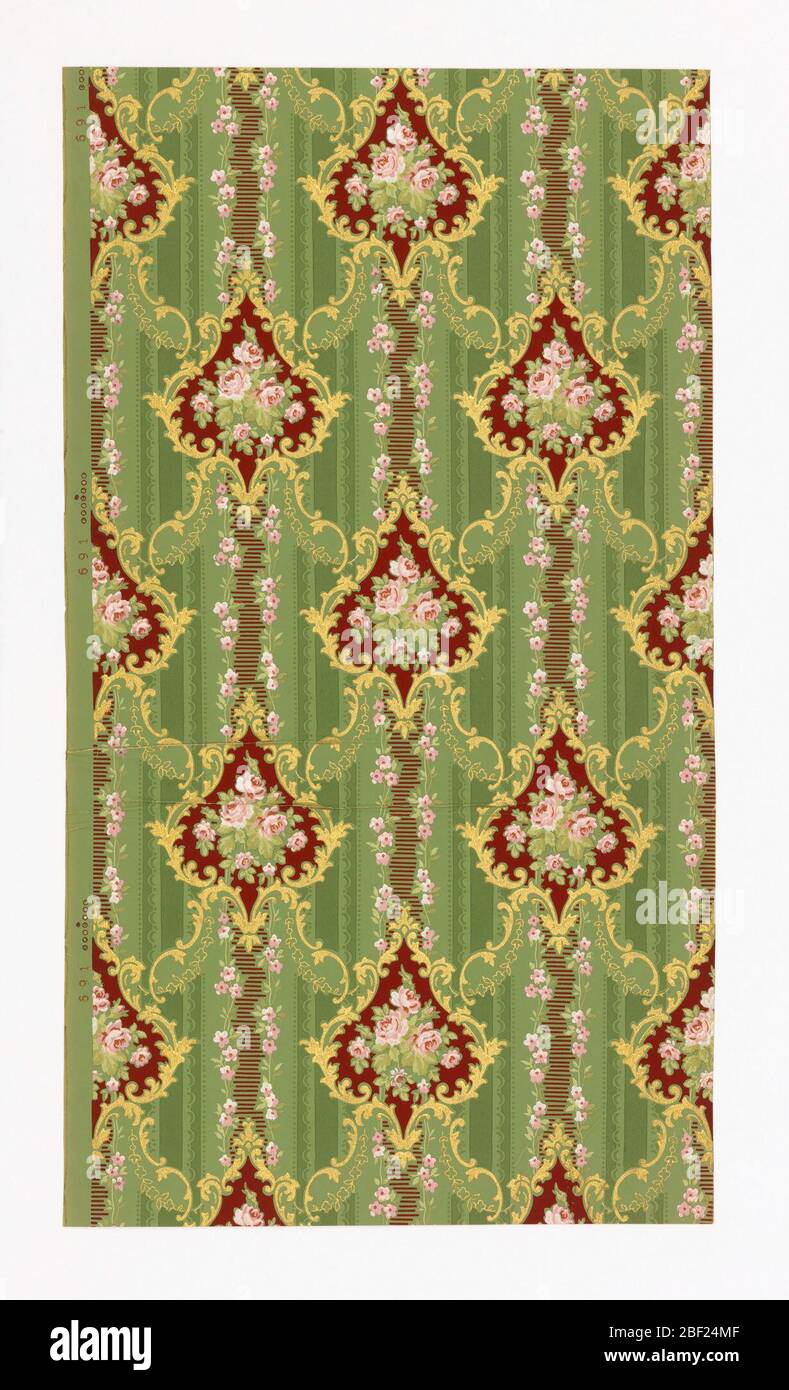 Seitenwand. Florales Medaillon-Streifenmuster mit rosa Rosen mit rotem Umrandung, umrahmt von goldenem Scroll-Medaillon, auf dem Hintergrund tiefgrüne Streifen auf hellgrünem Grund gedruckt. Stockfoto