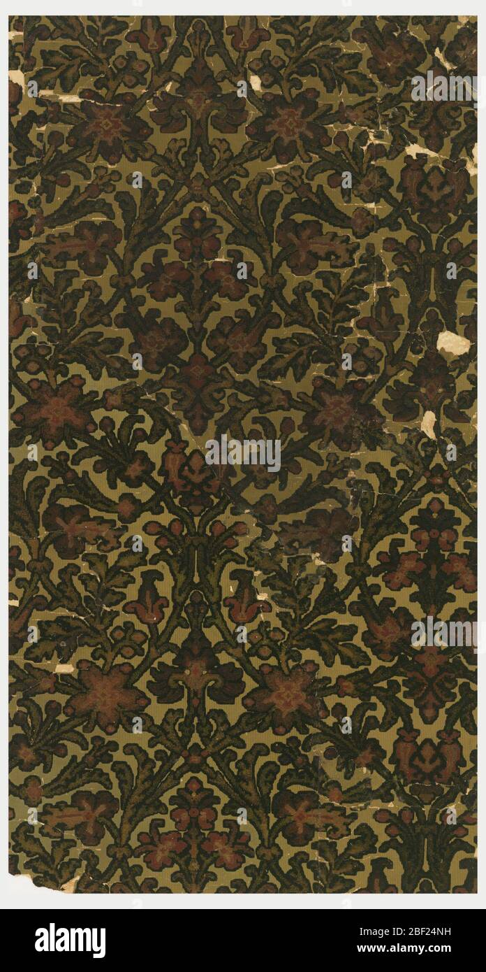 Seitenwand. Vertikales Rechteck. Ein- und Auslaufmuster von scrollenden und kreuzenden Stielen mit fünfblättrigen Blüten an den Kreuzungen. In dunkelgrün umrandet vor hellem olivgrünen Hintergrund mit einem Netz aus goldenen Linien und horizontalen Streifen. Stockfoto