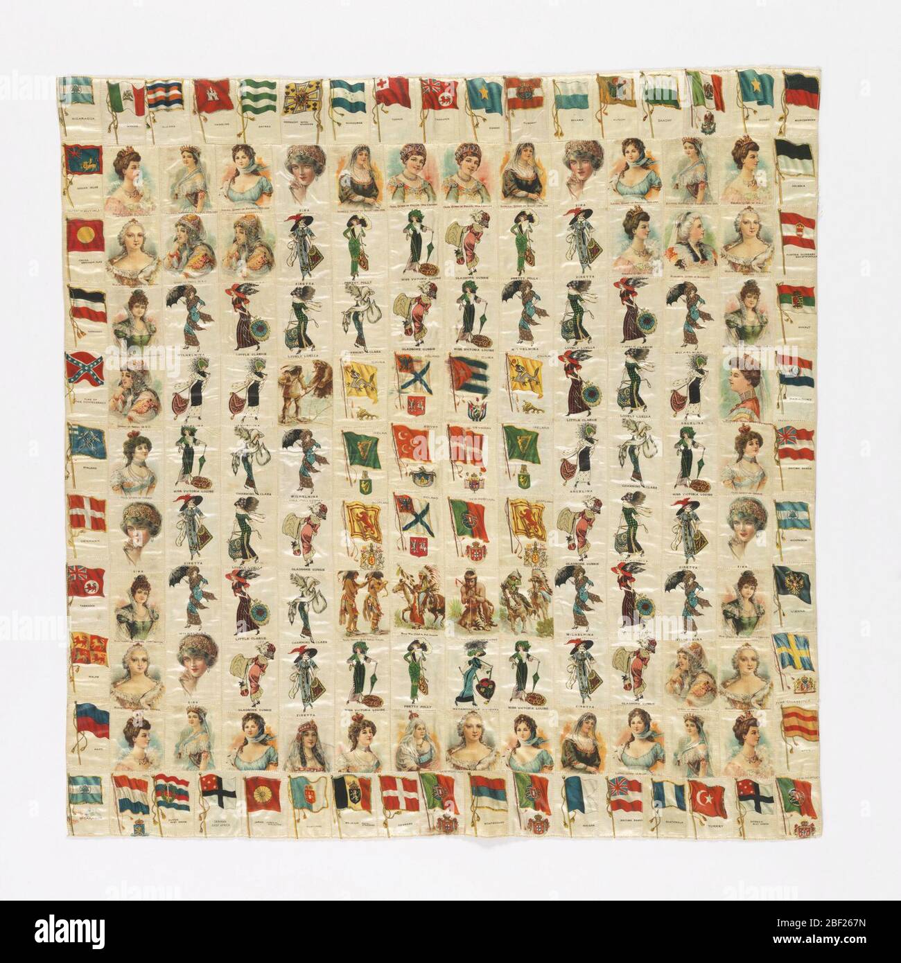 Patchwork-Abdeckung. Patchwork-Cover von Zigarette Souvenirs. Quadrate mit Nationalflaggen, berühmten Königinnen und modischen Frauen bedruckt. Mit Rollen bedruckte Baumwolle mit Halb-Drop-Design von Rosen. Gleiche Rückseite wie 1980-31-3. Stockfoto