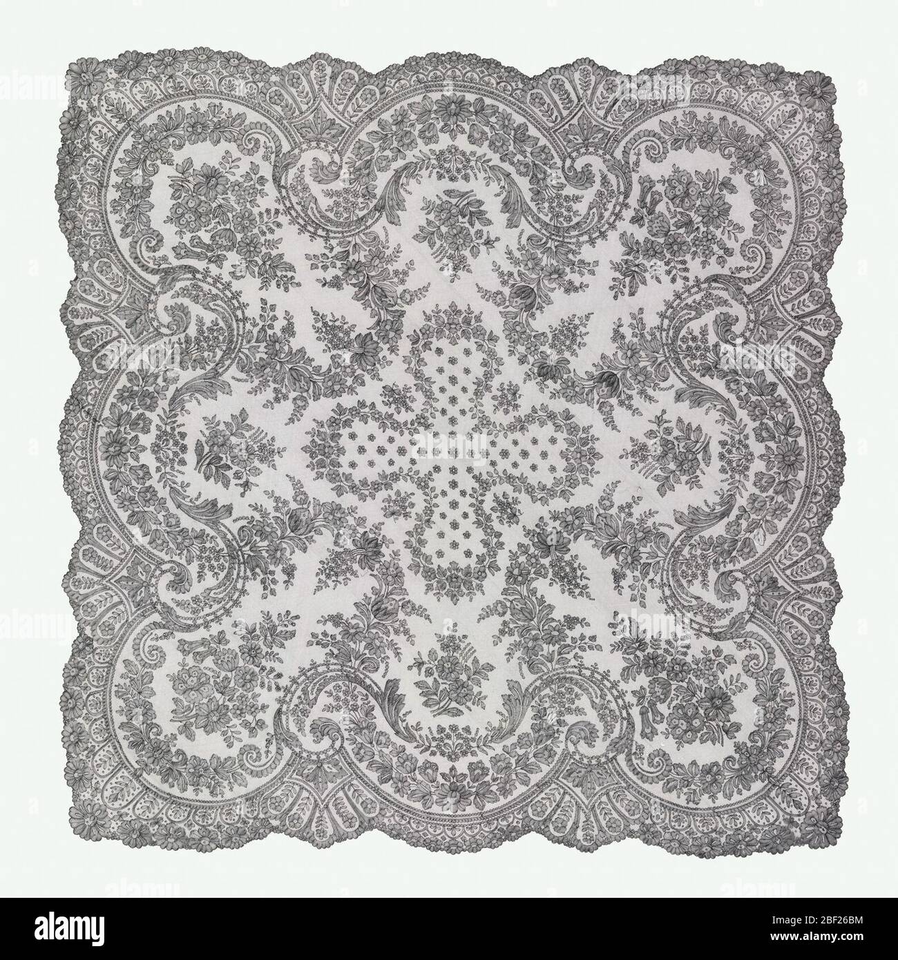 Mantilla. Quadratische Mantilla aus schwarzer chantilly Spitze mit einem Kreuz in der Mitte und einem Design aus Blumensträuchern, die einen tief gekreuzt inneren Rand bilden; Bündel von Blumen sind innerhalb jeder Jakobsmuschel platziert. Stockfoto