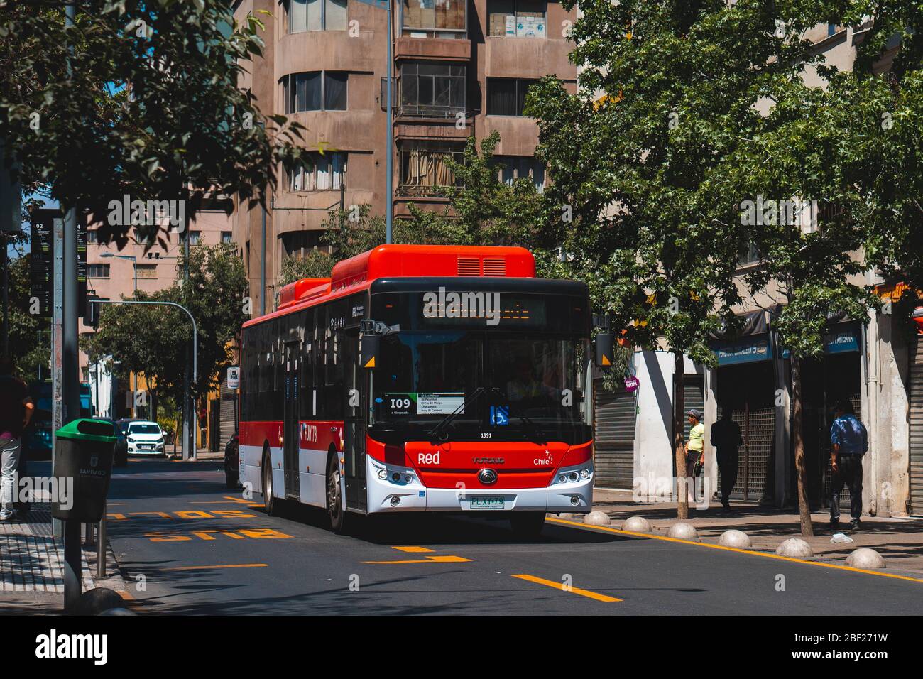 SANTIAGO, CHILE - NOVEMBER 2019: Ein Red Movilidad (Ex Transantiago) Bus in der Innenstadt von Santiago Stockfoto