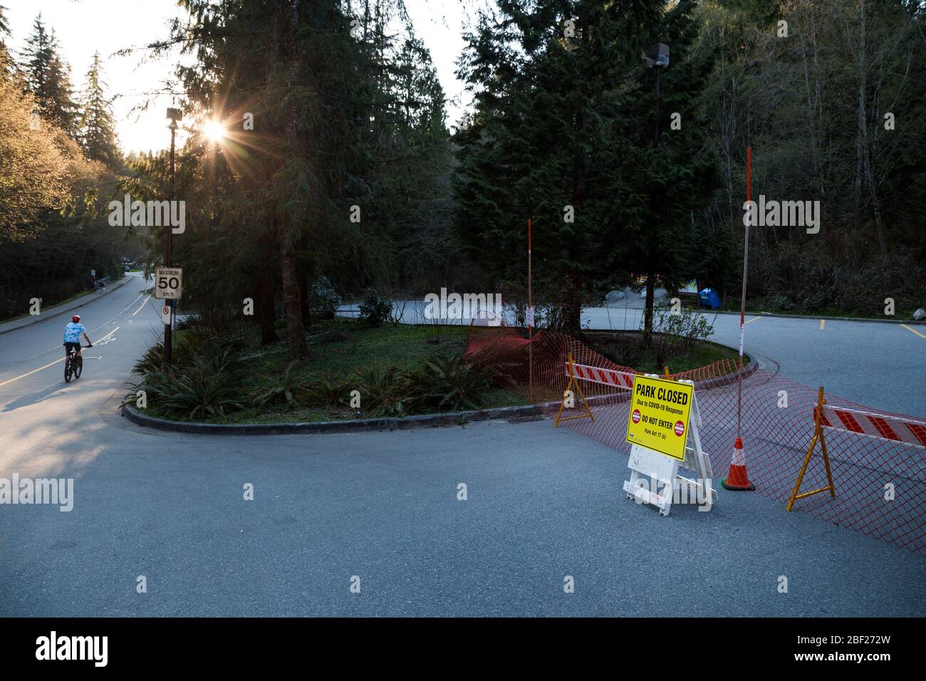 NORTH VANCOUVER, BC, KANADA - APR 11, 2020: Geschlossenes Schild vor lokalen Wegen inmitten von BC Park Schließungen als Reaktion auf die Covid 19 Pandemie. Stockfoto
