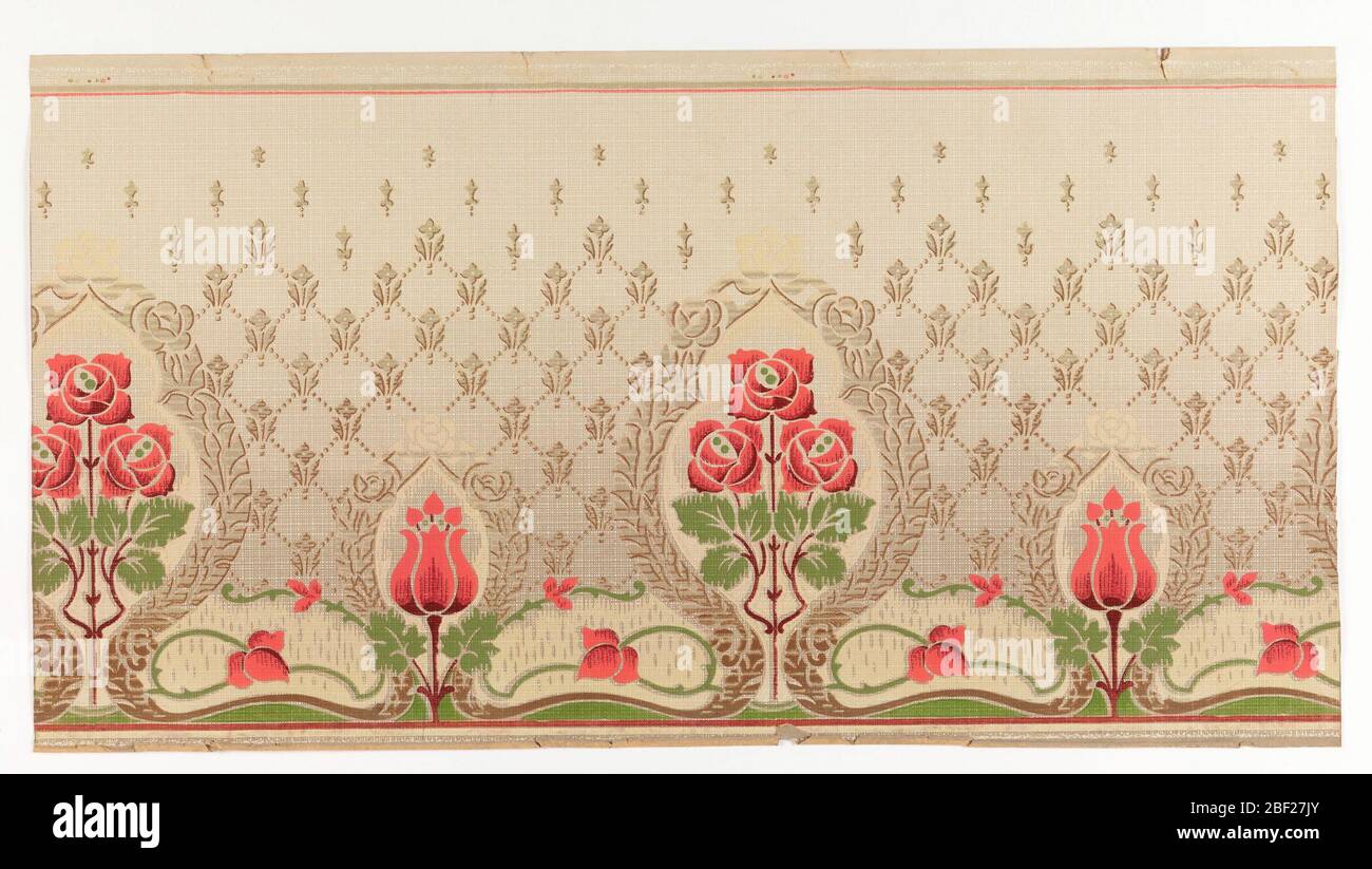 Frieze. Gruppierung von drei stilisierten Blumen, die innerhalb des Medaillons, abwechselnd mit einer einzigen Blume innerhalb des Medaillons. Der Hintergrund ist ein Muster im Fischstil mit einem Blumenmotiv an jeder Kreuzung. Gedruckt in rosa, grün, gelb und braun auf braunem Grund. Stockfoto