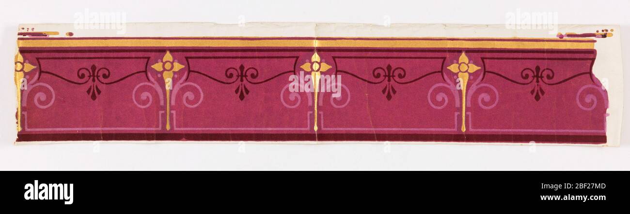 Rahmen. Horizontales Rechteck. Schmales Goldband entlang der oberen Kante. Hauptteil ist rosa lila Herde mit griechischen Linien und Blattformen und eine Pflanze-wie vertikale Figur in Gold verziert. Stockfoto