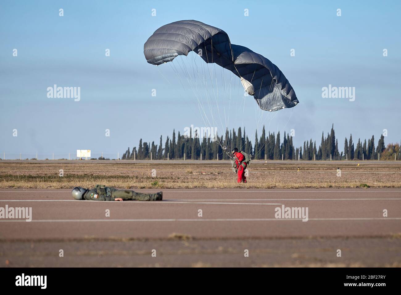 MENDOZA, ARGENTINIEN, 10. Juni 2015. Fallschirmjäger, ausgestoßenen Pilot Rettungsausstellung, IV Brigada Aerea, Las Heras. Foto: Axel Lloret / www.allofotografia.com Stockfoto