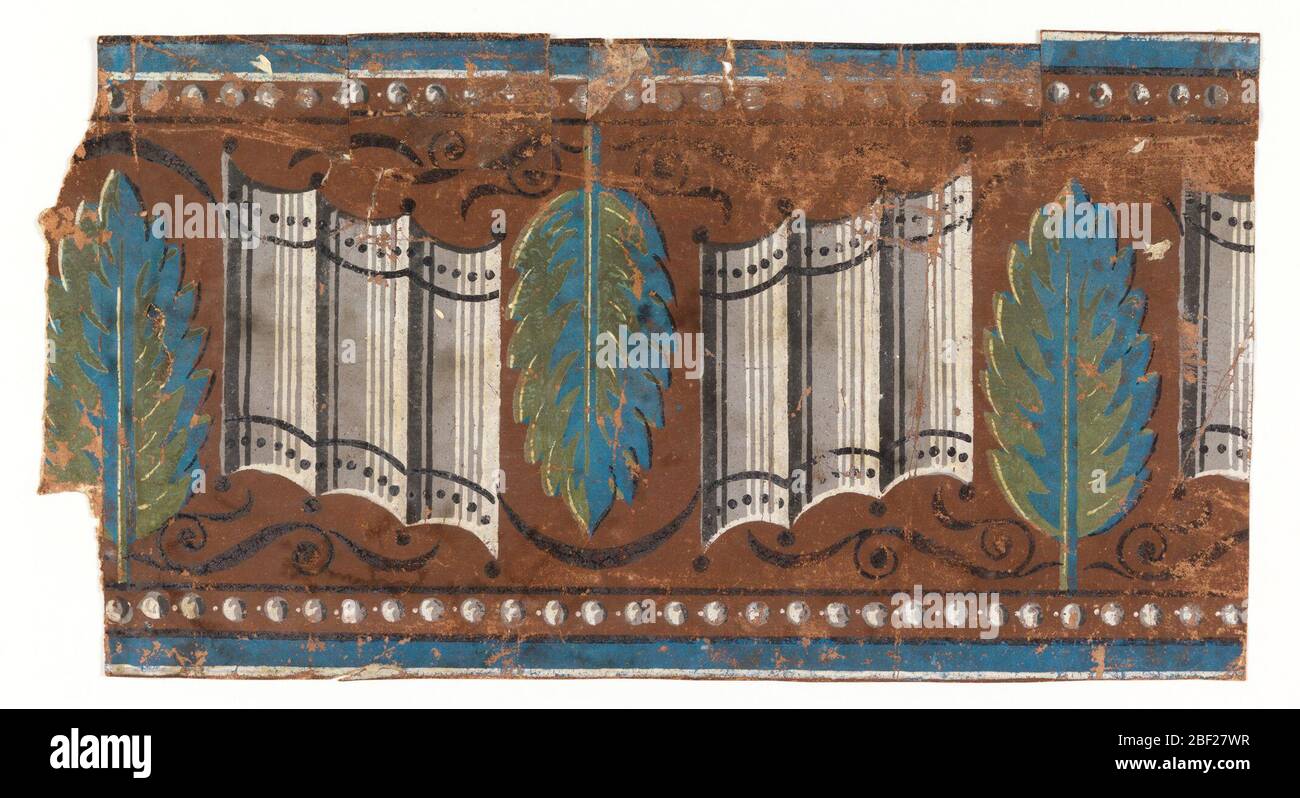 Rahmen. Breites Mittelband von Blättern, abwechselnd mit einer Gruppierung von drei konvexen Notensystemen. Jedes zweite Blatt wird invertiert. Über und unter diesen Motiven sind schwarze Schriftrollen zu sehen. Bänder der aufgereisten Perlen entlang der oberen und unteren Ränder.H#239 Stockfoto