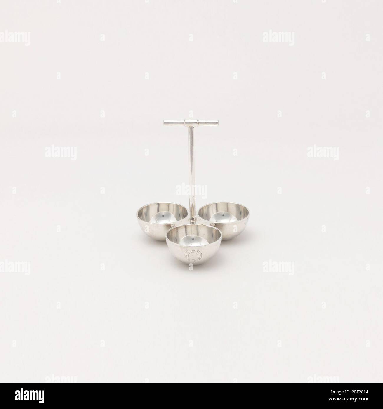Cruet Stand. Form bestehend aus drei kreisförmigen Behältern in dreieckiger Anordnung, in der Mitte verbunden; hohe, 'T'-Form Griff steigt aus der Mitte. Stockfoto