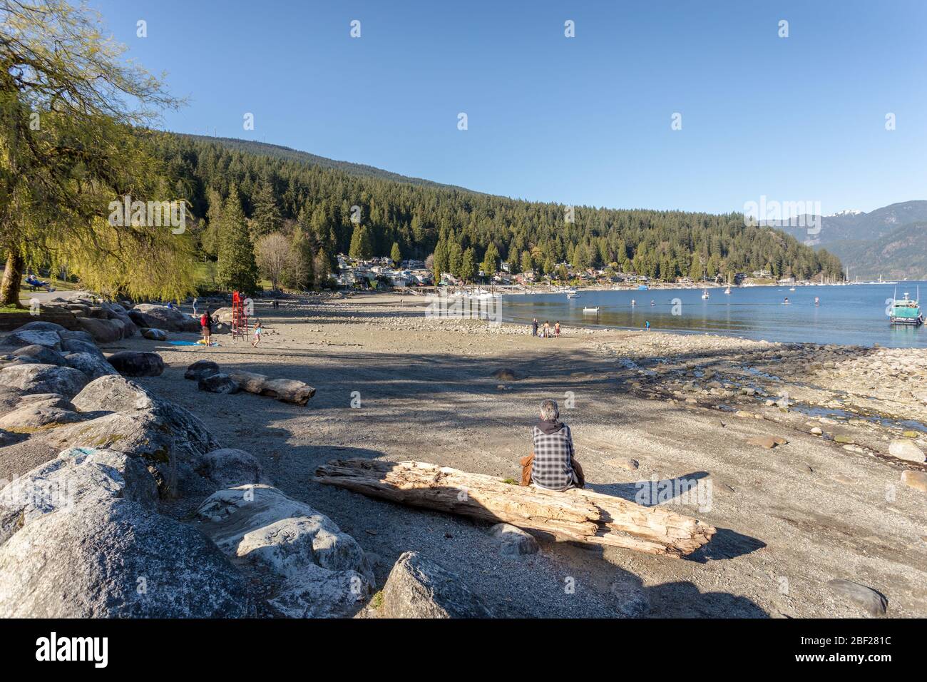 NORTH VANCOUVER, BC, KANADA - APR 11, 2020: Menschen draußen im Park in Deep Cove während der Covid 19 Pandemie gegen die Starken Stockfoto