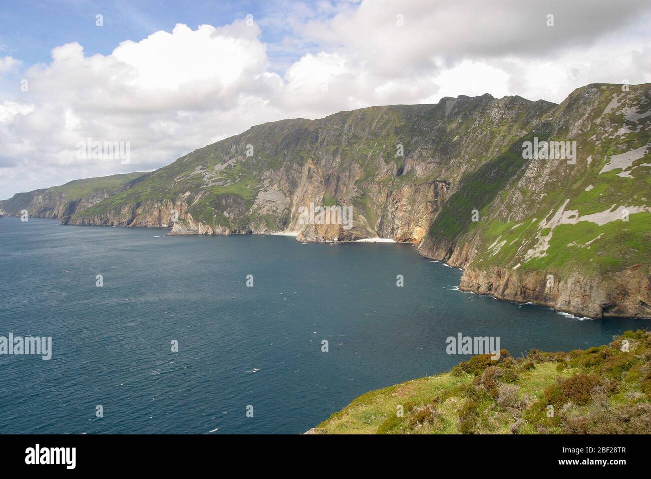 An einem ruhigen Junitag in der Slieve League in der Grafschaft Donegal, Irland, finden Sie die Klippen und den Atlantik. Stockfoto