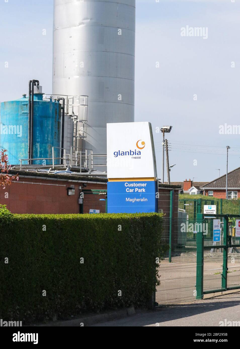 Glanbia Logo und Schild vor der 24/7 Käseverarbeitungsanlage bei Glanbia Cheese Ltd in Magheralin. Stockfoto