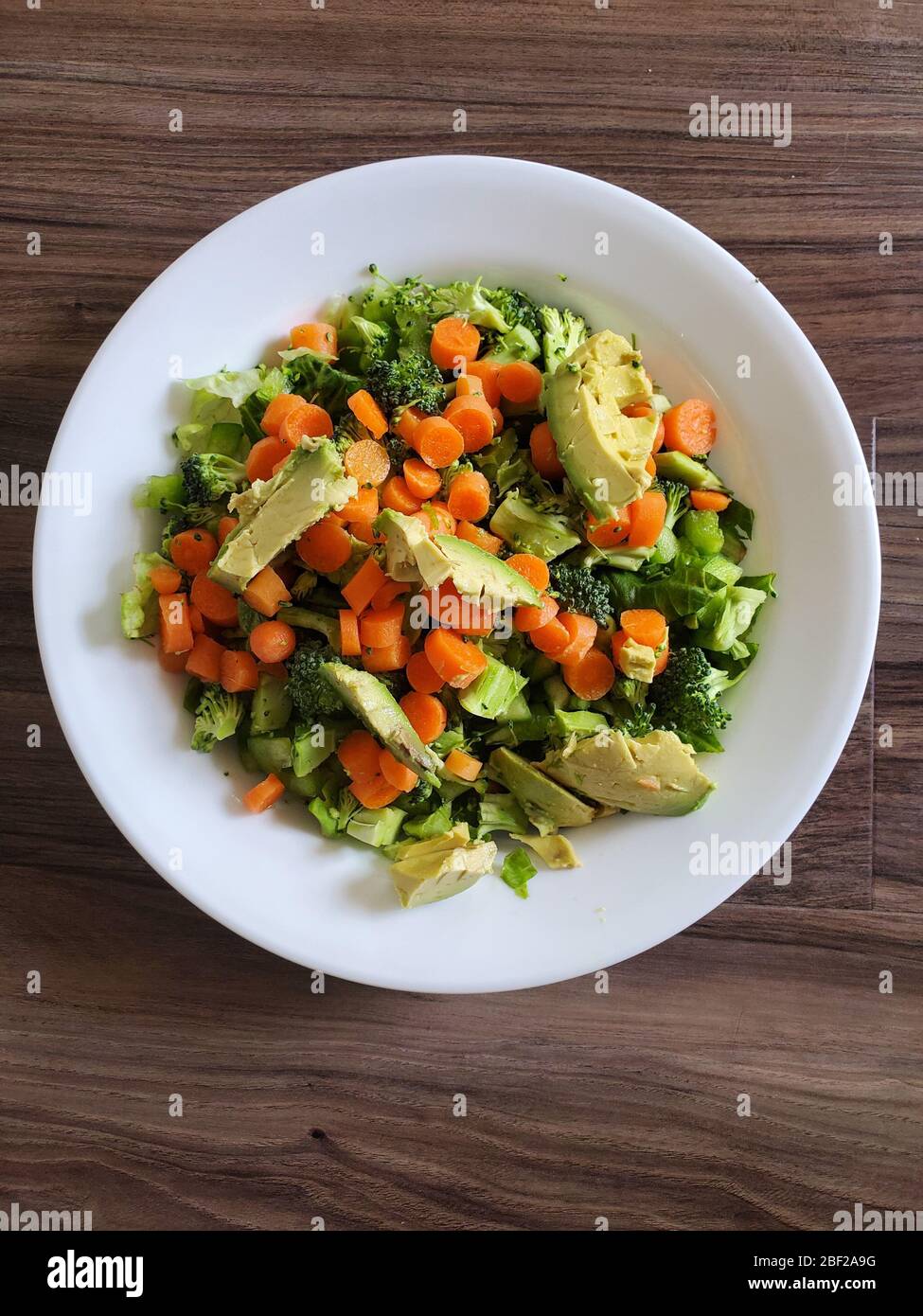 Eine Schüssel mit gesundem Gemüsesalat in einer weißen Schüssel Stockfoto
