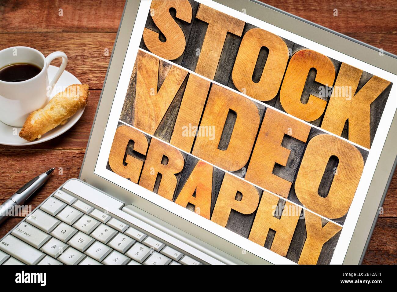 Stock Videography - Wort abstrakt in Vintage Buchdruck Holzart auf einem Laptop-Bildschirm, Medien-und Video-Industrie-Konzept Stockfoto