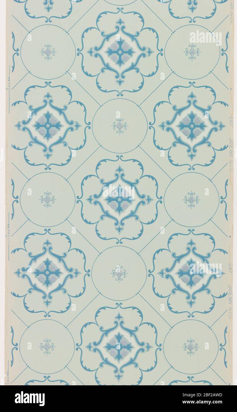Deckenpapier. Quatrefoil oder Tudor Rose Form, bestehend aus blau scrollenden Laub. In einem Quadrat mit einem Kreis in jeder Ecke. Gedruckt auf hellblauem Grund. Stockfoto
