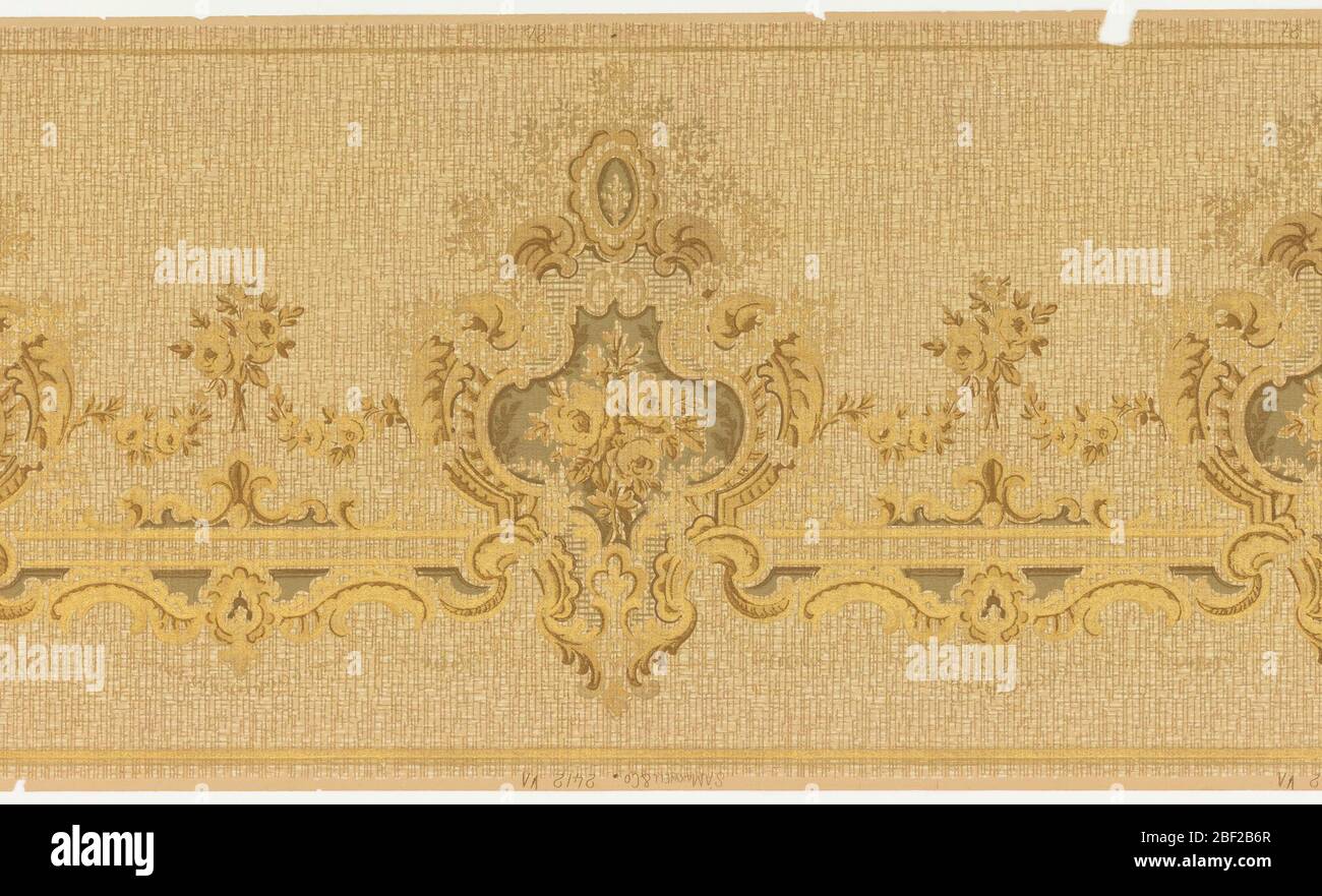 Frieze. Fries mit Rokoko-inspiriertem, horizontalem Muster. Große Schilde von Rosen und Akanthus-Blättern sind mit floralen Girlanden und Tücken von c und s Schriftrollen verbunden. Stockfoto