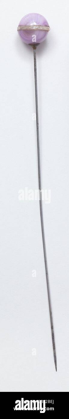 Hutstift. Der Kopf der Nadel ist ein Amethyst Kugel oder Marmor mit klarem Glas, in Facetten geschnitten, gesetzt in. Stockfoto