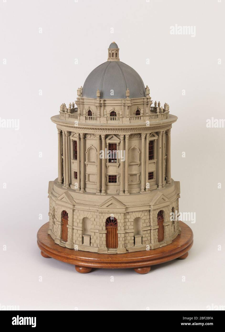Radcliffe Camera. Das kreisförmige Gebäude mit rusticated unterer Ebene Unterstützung zurück oberen Ebene mit doppelten Säulen zwischen Fensterbuchten, abwechselnd blind und verglaste Fenster, von einer Kuppel mit Finials um und eine Spitze darüber überragt, alle replizieren die Radcliffe Camera Gebäude in Oxford E Stockfoto