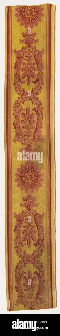 Textil. Goldfarbener Rand mit Empire-Design in rot. Stockfoto