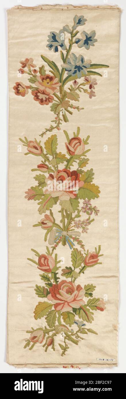 Panel. Weißer Satin mit Stickerei in farbiger Seide und Chenille; Design, Blumenstrauß mit Bändern gebunden. Stockfoto