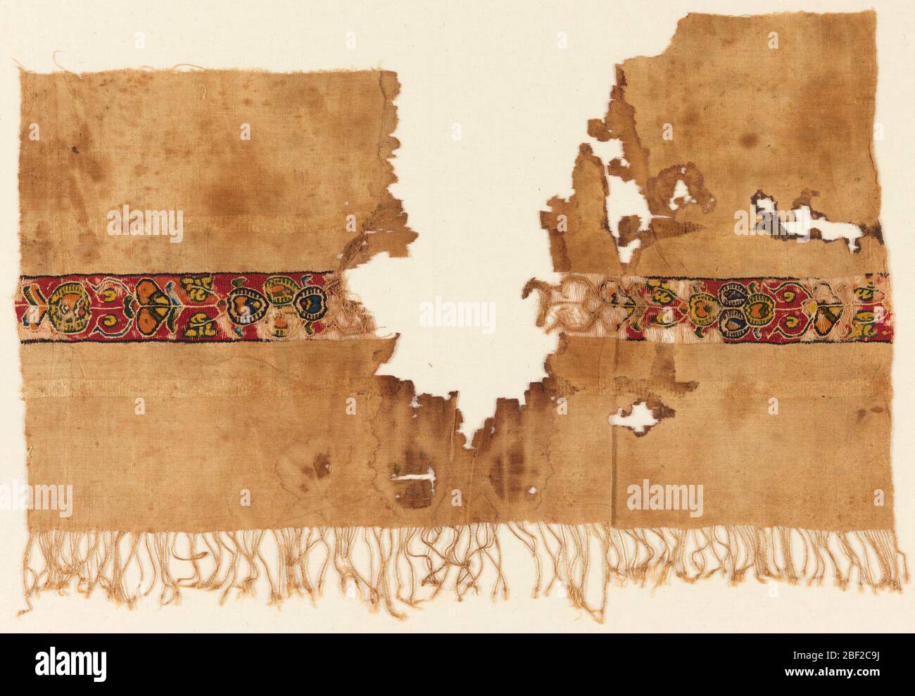 Textil. Leinengewebe Schal mit zusätzlichen Schussflossen und Wandteppich gewebte Ornament in Naturleinengewebe mit polychromfarbenen Wolle auf gruppierten Warps skizziert gemustert. Geknüpfte Kettpflinge an einem Ende Stockfoto