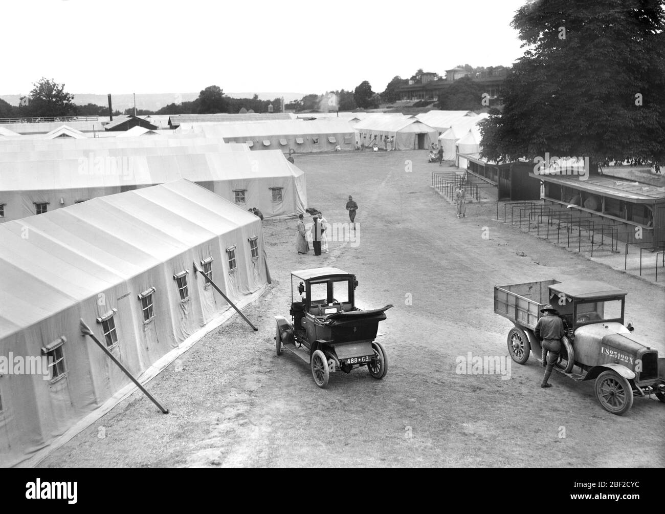 Allgemeine Ansicht des American Military Hospital No. 5, ein komplettes beweglich Zelt Krankenhaus, das vom amerikanischen Roten Kreuz auf dem Gelände einer berühmten Rennstrecke, Auteuil, Frankreich, Lewis Wickes Hine, American National Red Cross Photograph Collection, Juni 1918, aufgesetzt wurde Stockfoto