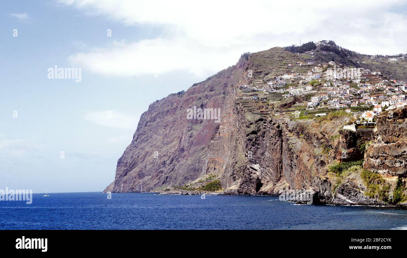 Blick auf Kap Girão vom Passeio Marítimo de Câmara de Lobos Stockfoto