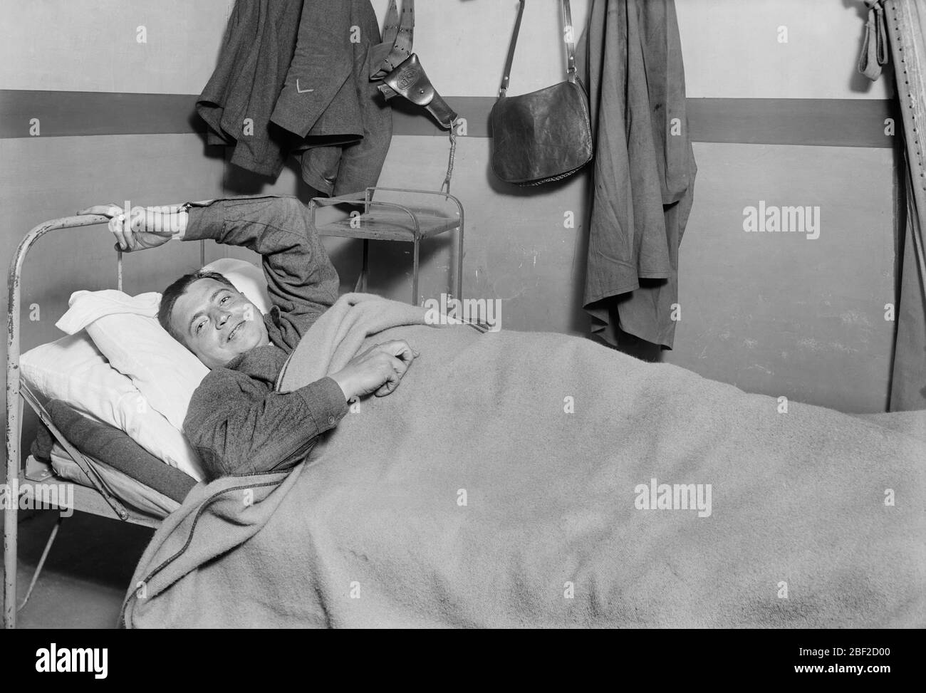 Amerikanischer Soldat, der in der Kantine des amerikanischen Roten Kreuzes, Chateauroux, Frankreich, ausgeruht ist, Lewis Wickes Hine, Photographensammlung des amerikanischen Roten Kreuzes, Oktober 1918 Stockfoto