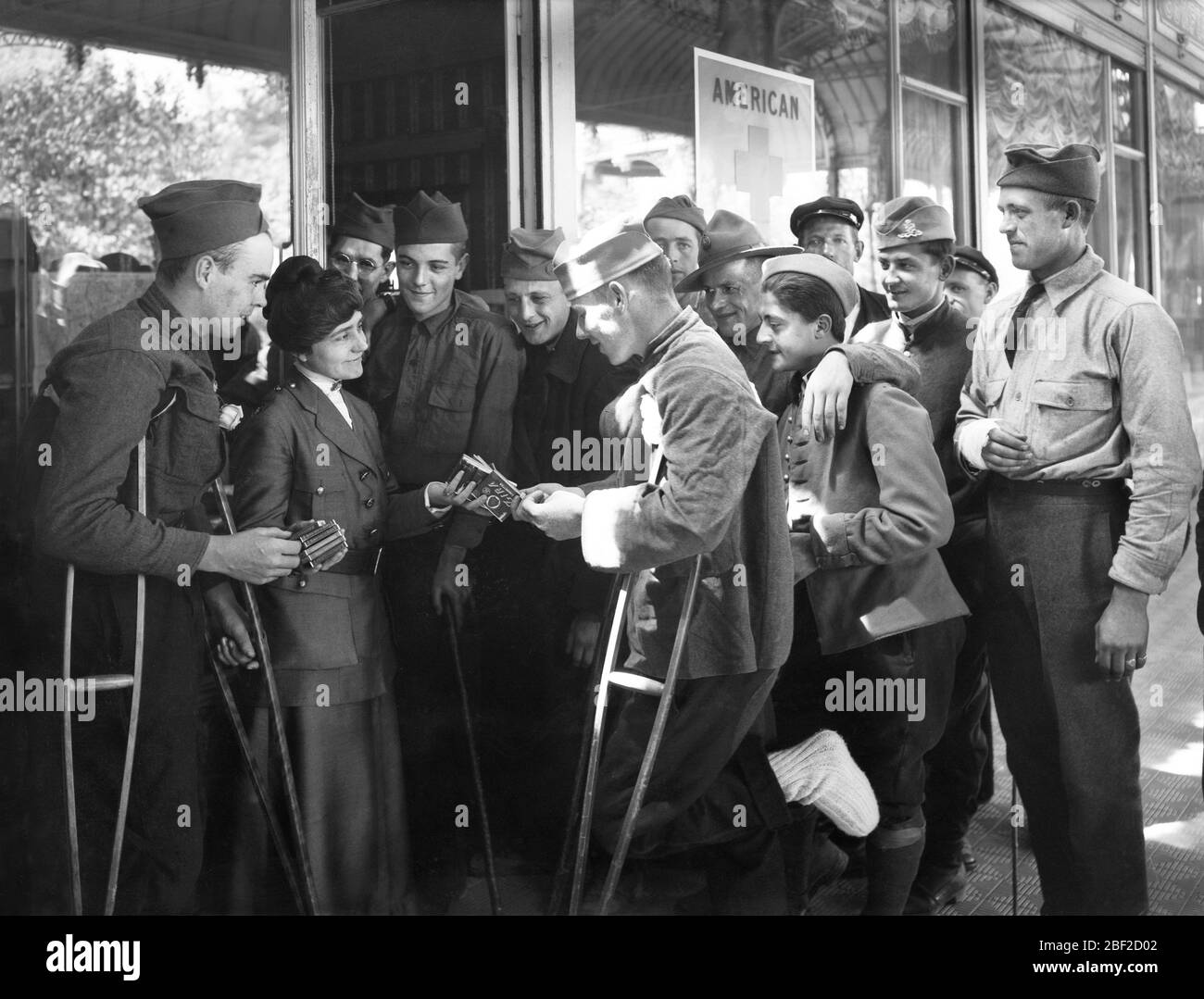 Mitarbeiter des amerikanischen Roten Kreuzes, der Zigaretten an verwundete amerikanische Soldaten in der Raststation, Vittel, Frankreich, Lewis Wickes Hine, amerikanische nationale Rotkreuz-Fotothek verteilt Stockfoto