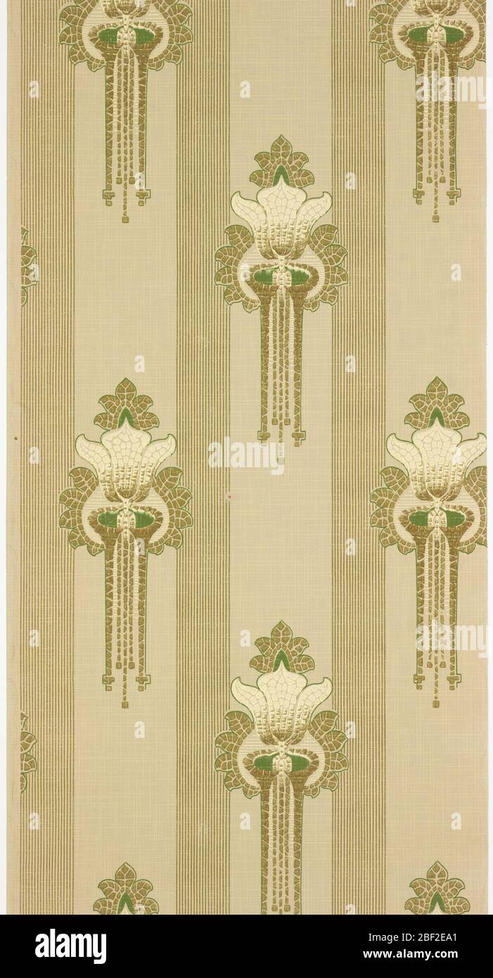 Seitenwand. Vertikale Streifen aus dünnen grünen Streifen abwechselnd mit Bändern eines großen stilisierten Blumenmotivs mit Mosaik-ähnlichen Details. Hintergrund hat ein Raster aus quadratischen Punkten und sich überschneidenden vertikalen und horizontalen Linien. Masse ist hellgrün. Stockfoto