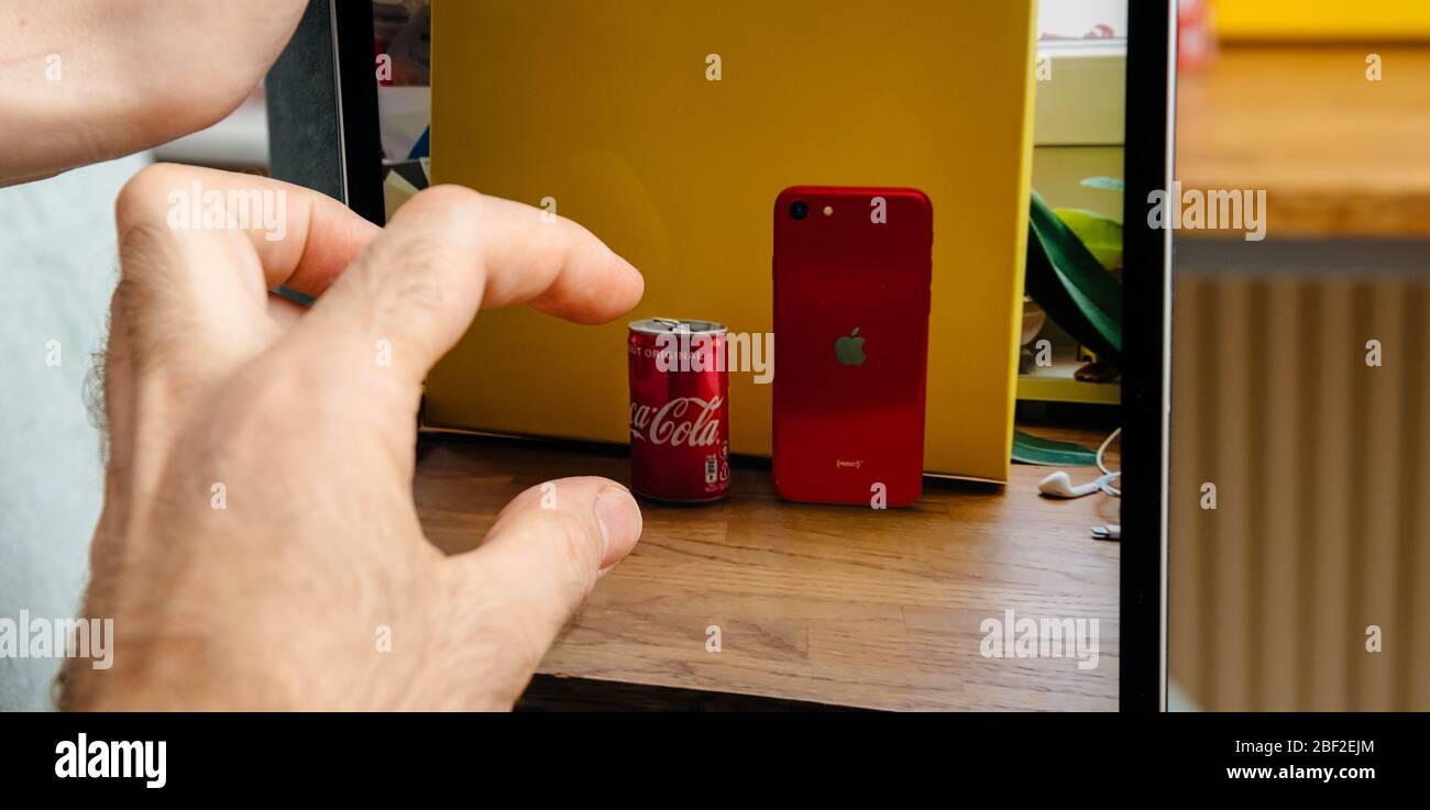 Paris, Frankreich - 16. April 2020: Man übergibt Apple Computers  Internet-Website auf iPad Pro Tablet in Raumumgebung präsentiert neue  iPhone SE mit AR Augmented Reality im Vergleich zu Coca Cola Dose  Stockfotografie - Alamy