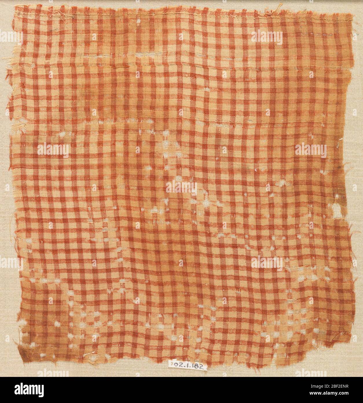 Fragment. Schachbrettstoff in rot und braun. Leinen ist braun, die Seide ist rot. Stockfoto