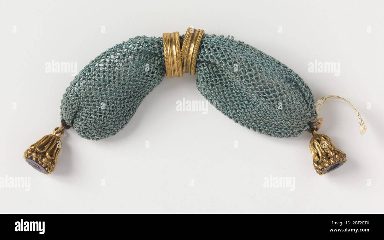 Geldbörse für Geizer. Gehäkelte hellblaue Seide, unverziert. Zwei goldene Ringe kontrollieren die Seitenöffnung; an beiden Enden sind Goldsiegel mit geschnitzten Steinen angebracht. AUF dem einen IST EIN geschnitzter Porträtkopf angebracht; auf dem anderen ist eine Schrift, möglicherweise eine Signatur, eingraviert. Stockfoto