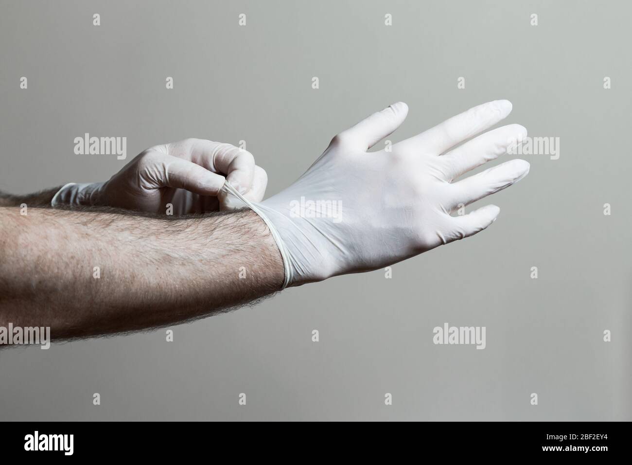Ein Nahaufnahme eines mannes Hände auf Latexhandschuhe. Stockfoto Ein Nahaufnahme eines mannes Hände auf Latexhandschuhe. Stockfoto