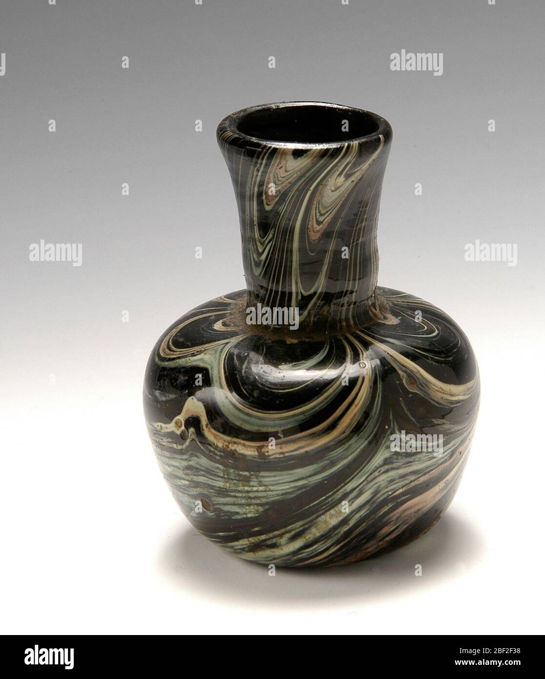 Vase. Die meisten Glasgefäße in diesem Fall stammen aus dem ersten Jahrhundert v. Chr. bis zum vierten Jahrhundert n. Chr. Stockfoto