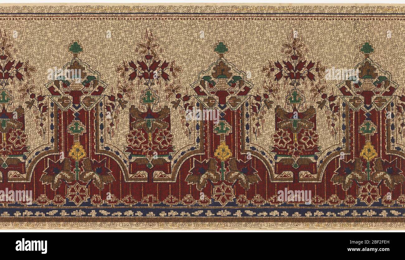 Frieze. Der ästhetische Fries, der von Bewegungen inspiriert ist, zeigt eine horizontale Wiederholung von stark stilisierten, geometrischen Blumenelementen. Die obere Kante der Platte ist mit dünnen Linien und einem Perlenrand verziert. Stockfoto