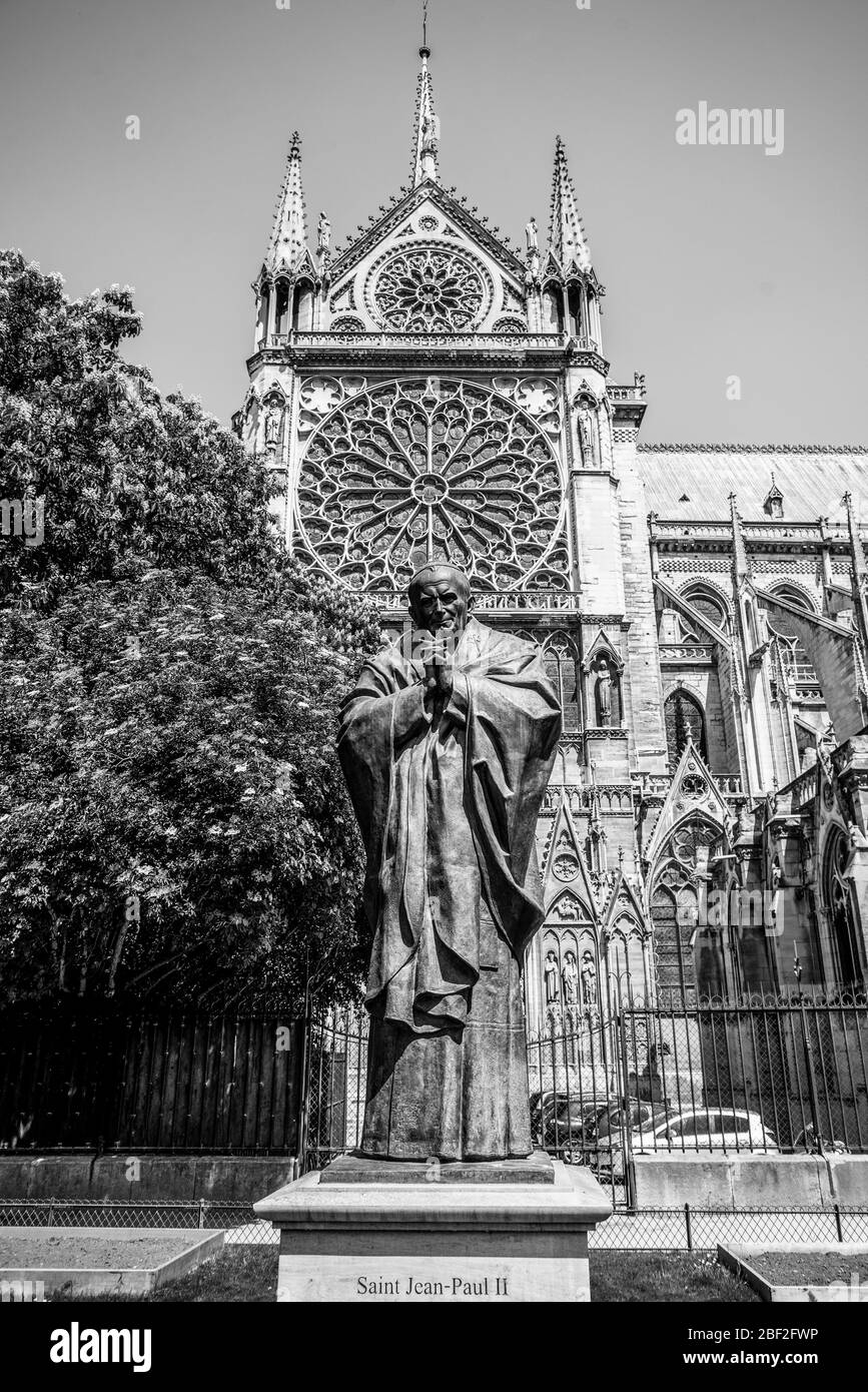 Statue von Papst Johannes Paul II. Vor der Kathedrale Notre Dame in Paris/Frankreich Stockfoto