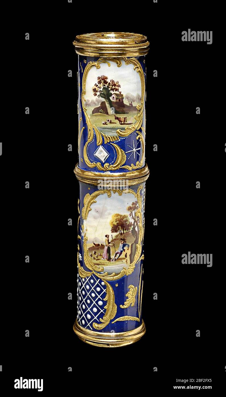 EtuiSpy Glas. Die Kunst der Emailmalerei blühte in England während der zweiten Hälfte des achtzehnten Jahrhunderts. Ein französischer Juwelier, Jean Toutin, hatte eine neue Technik für die Emaillemalerei entwickelt, bei der ein Goldsockel zuerst mit weißem Emaille bedeckt und dann mit einem Design bemalt wurde. Stockfoto