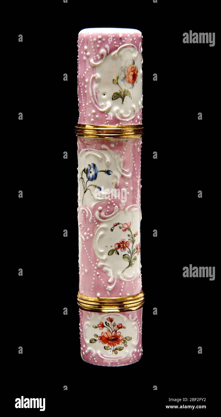 Tintenfass. Die Kunst der Emailmalerei blühte in England während der zweiten Hälfte des achtzehnten Jahrhunderts. Ein französischer Juwelier, Jean Toutin, hatte eine neue Technik für die Emaillemalerei entwickelt, bei der ein Goldsockel zuerst mit weißem Emaille bedeckt und dann mit einem Design bemalt wurde. Stockfoto