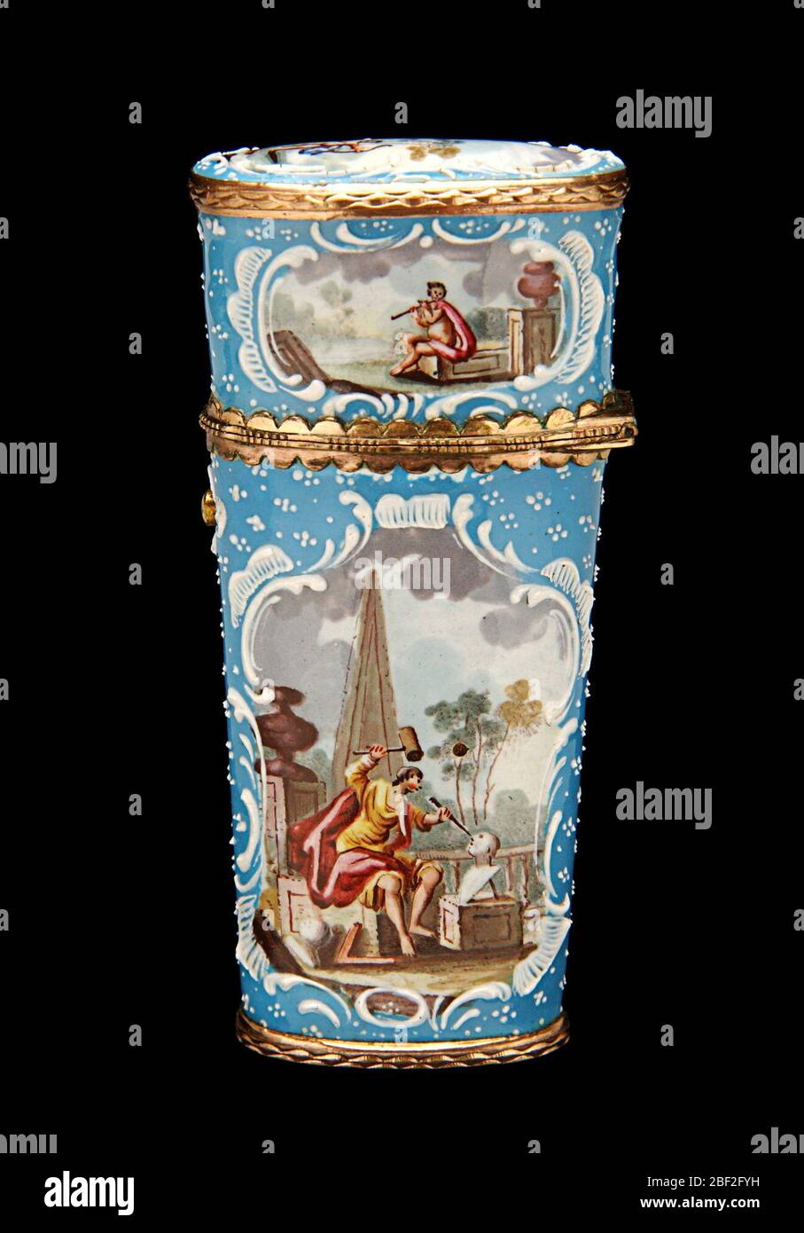 Etui. Die Kunst der Emailmalerei blühte in England während der zweiten Hälfte des achtzehnten Jahrhunderts. Ein französischer Juwelier, Jean Toutin, hatte eine neue Technik für die Emaillemalerei entwickelt, bei der ein Goldsockel zuerst mit weißem Emaille bedeckt und dann mit einem Design bemalt wurde. Stockfoto