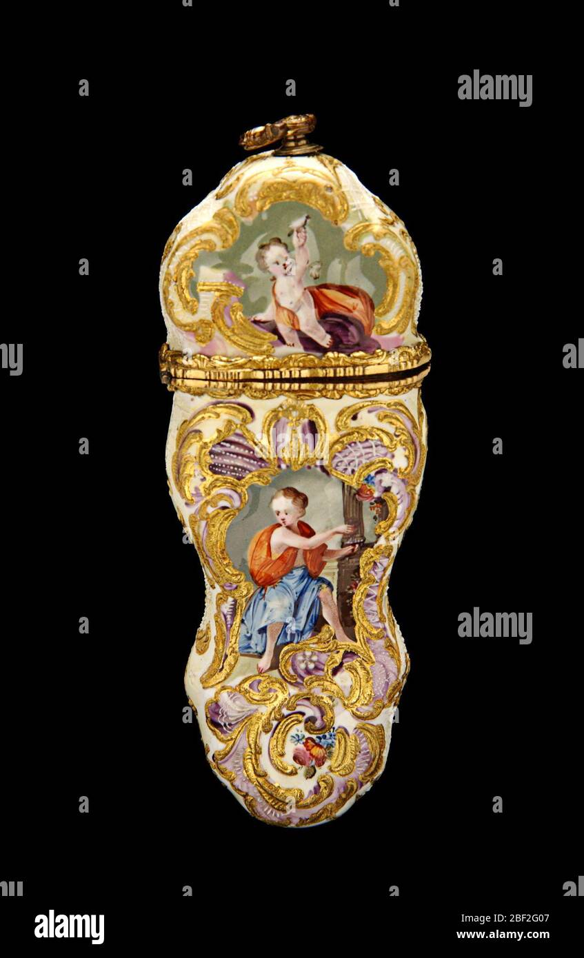 Etui. Die Kunst der Emailmalerei blühte in England während der zweiten Hälfte des achtzehnten Jahrhunderts. Ein französischer Juwelier, Jean Toutin, hatte eine neue Technik für die Emaillemalerei entwickelt, bei der ein Goldsockel zuerst mit weißem Emaille bedeckt und dann mit einem Design bemalt wurde. Stockfoto