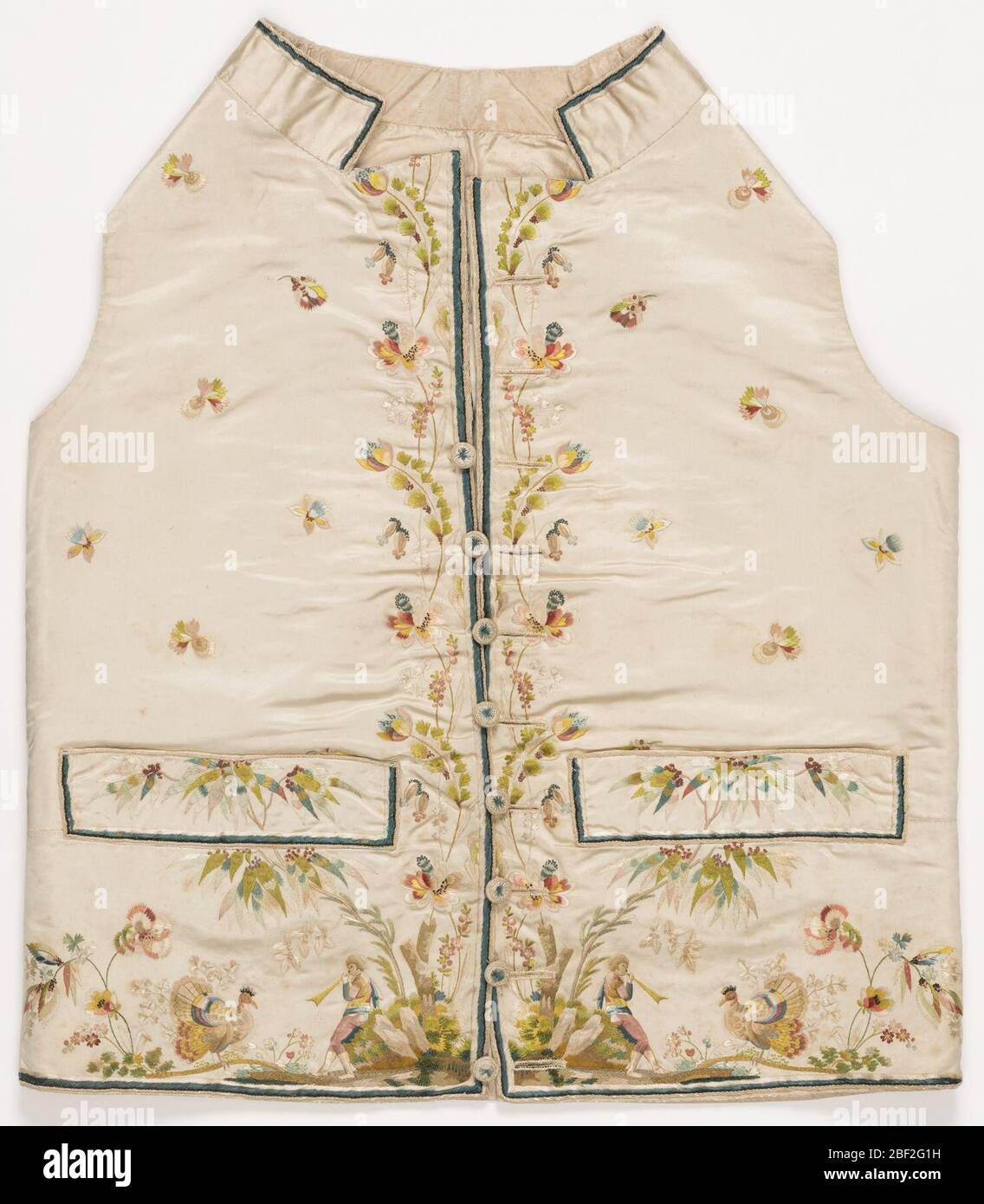 Weste. Weiße Seidenweste mit seidenweißer, eingewebter Rückenlehne; mit Stehkragen und geradem Saum, Taschenklappen und überzogenen Knöpfen. Stockfoto