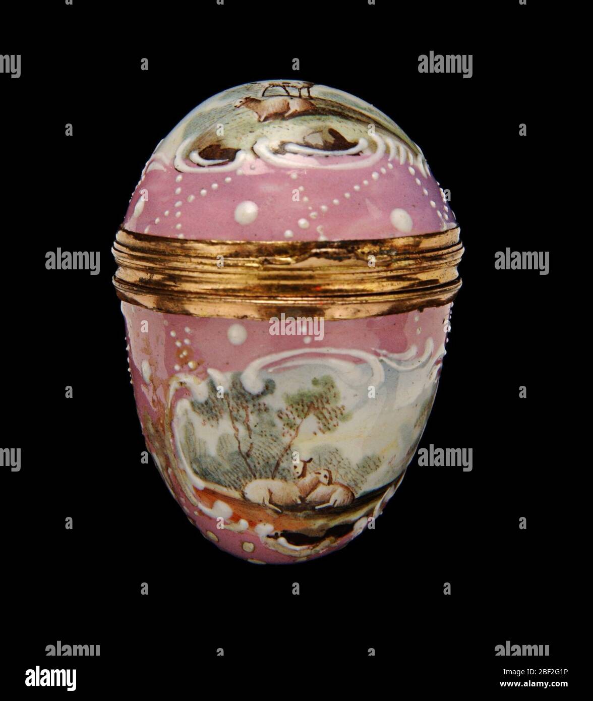 Bonbonniere. Die Kunst der Emailmalerei blühte in England während der zweiten Hälfte des achtzehnten Jahrhunderts. Ein französischer Juwelier, Jean Toutin, hatte eine neue Technik für die Emaillemalerei entwickelt, bei der ein Goldsockel zuerst mit weißem Emaille bedeckt und dann mit einem Design bemalt wurde. Stockfoto