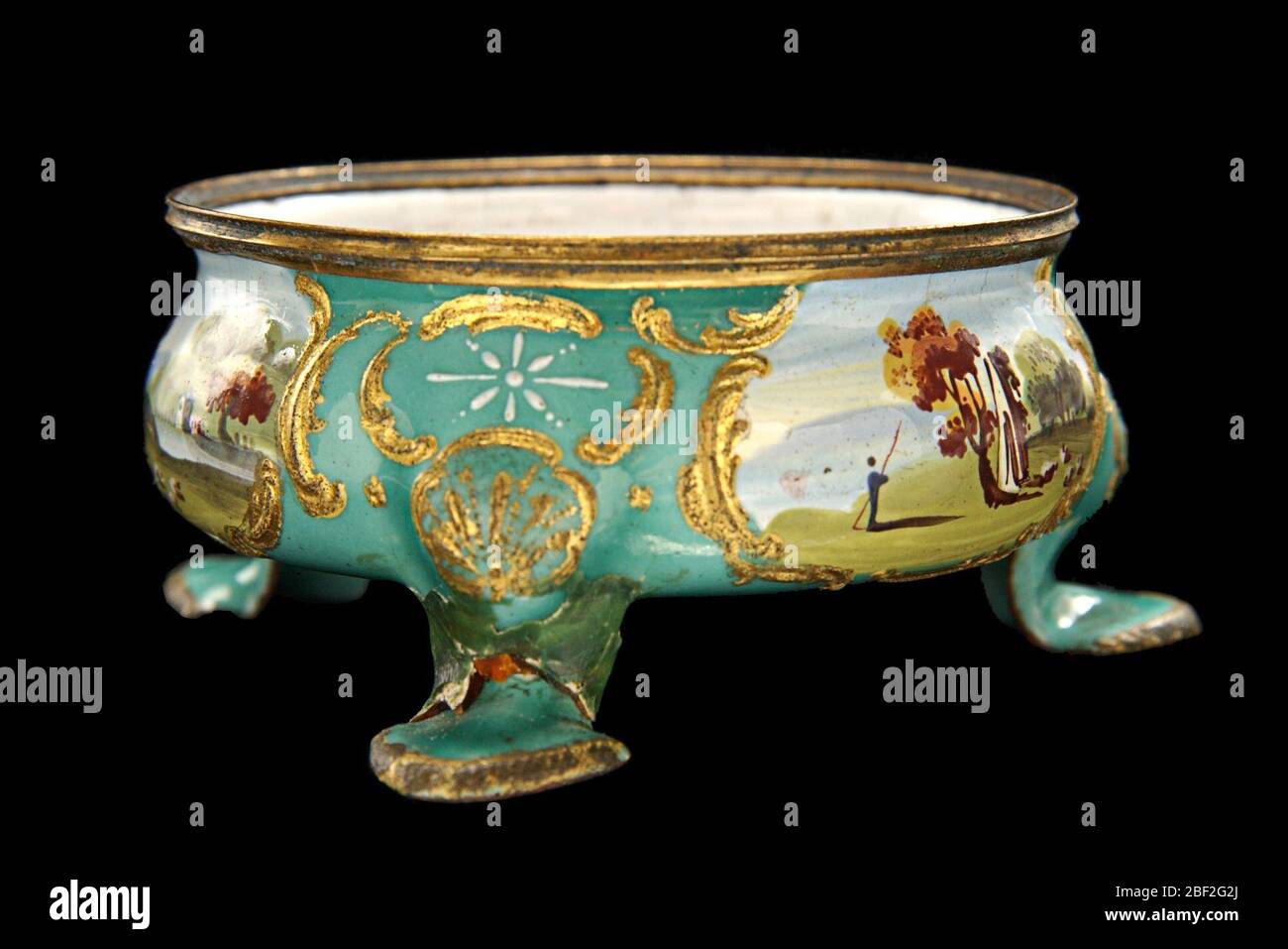 Salzkeller. Die Kunst der Emailmalerei blühte in England während der zweiten Hälfte des achtzehnten Jahrhunderts. Ein französischer Juwelier, Jean Toutin, hatte eine neue Technik für die Emaillemalerei entwickelt, bei der ein Goldsockel zuerst mit weißem Emaille bedeckt und dann mit einem Design bemalt wurde. Stockfoto