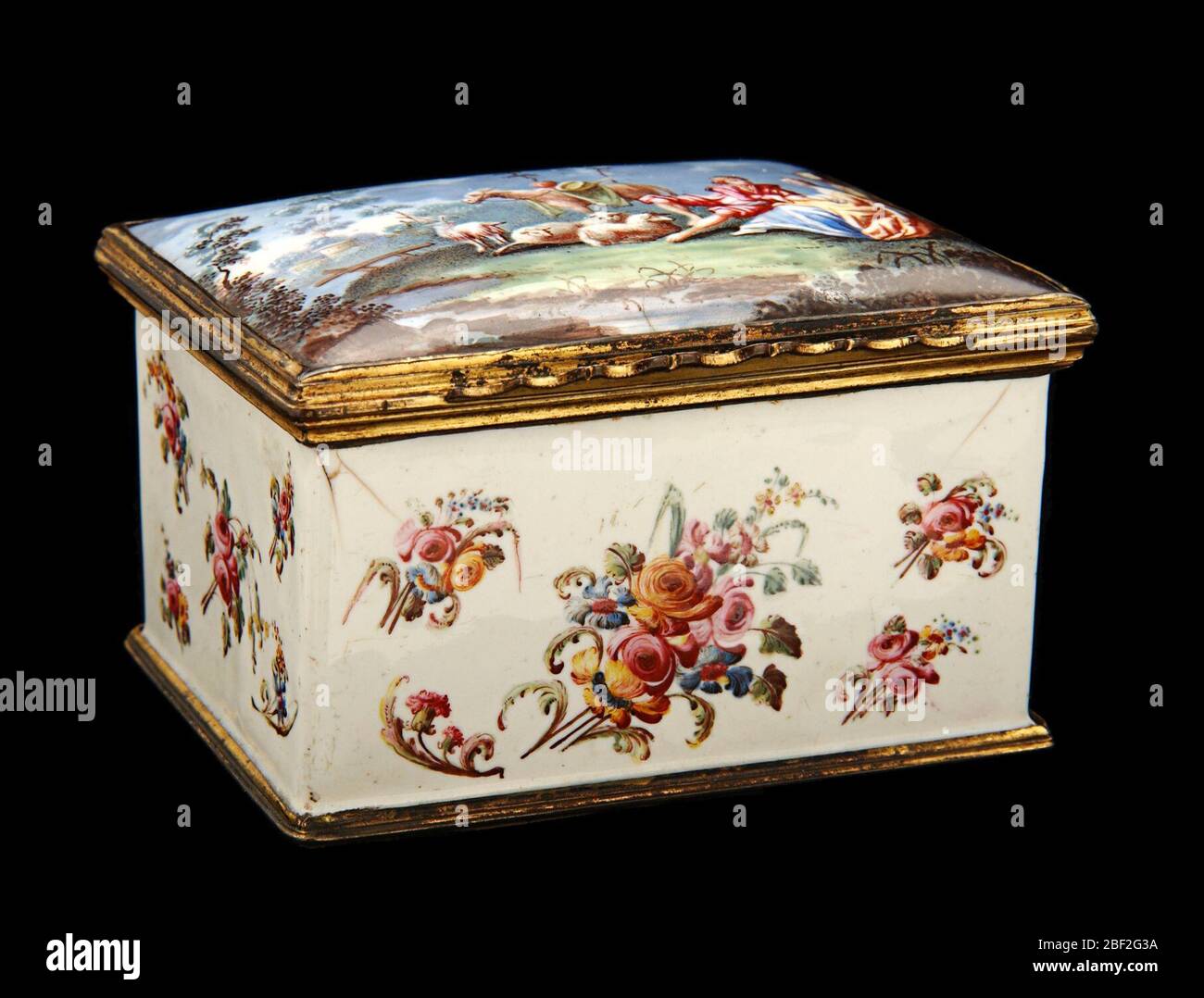 Snuffbox. Die Kunst der Malerei auf Emaille florierte in England während der zweiten Hälfte des achtzehnten Jahrhunderts. Ein französischer Juwelier, Jean Toutin, hatte eine neue Technik für das Malen auf Email entwickelt, bei der ein Goldsockel zuerst mit weißem Emaille bedeckt, dann mit einem Design bemalt wurde. Stockfoto