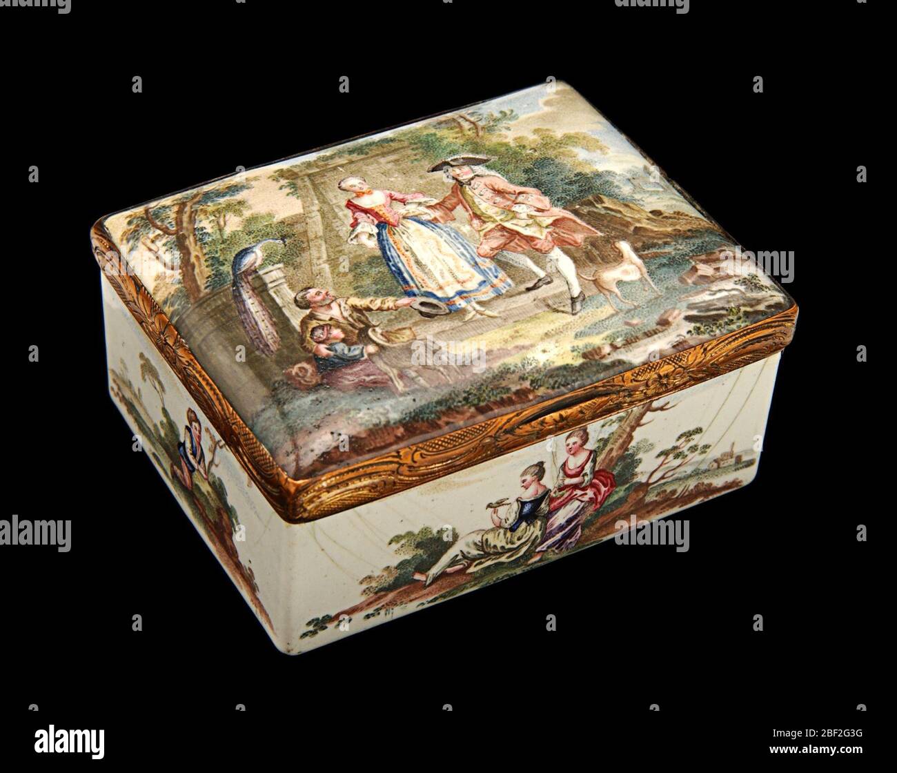 Feld. Die Kunst der Emailmalerei blühte in England während der zweiten Hälfte des achtzehnten Jahrhunderts. Ein französischer Juwelier, Jean Toutin, hatte eine neue Technik für die Emaillemalerei entwickelt, bei der ein Goldsockel zuerst mit weißem Emaille bedeckt und dann mit einem Design bemalt wurde. Stockfoto