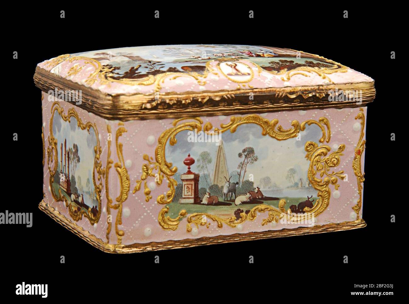 Feld. Die Kunst der Emailmalerei blühte in England während der zweiten Hälfte des achtzehnten Jahrhunderts. Ein französischer Juwelier, Jean Toutin, hatte eine neue Technik für die Emaillemalerei entwickelt, bei der ein Goldsockel zuerst mit weißem Emaille bedeckt und dann mit einem Design bemalt wurde. Stockfoto