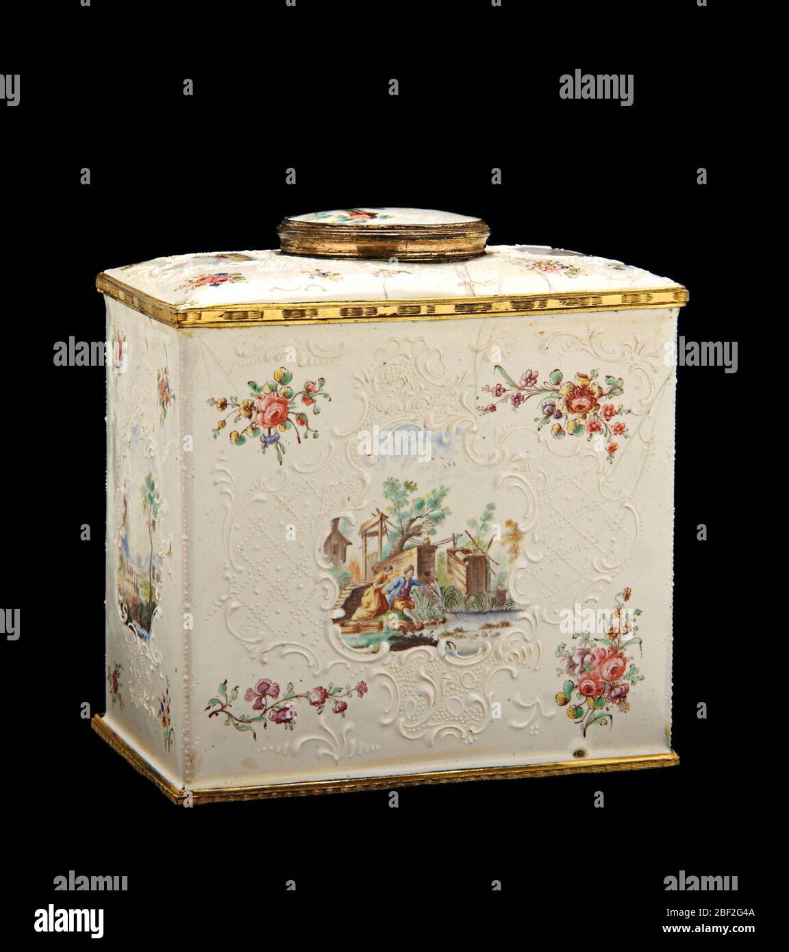 Tee-Caddy. Die Kunst der Malerei auf Emaille florierte in England während der zweiten Hälfte des achtzehnten Jahrhunderts. Ein französischer Juwelier, Jean Toutin, hatte eine neue Technik für das Malen auf Email entwickelt, bei der ein Goldsockel zuerst mit weißem Emaille bedeckt, dann mit einem Design bemalt wurde. Stockfoto