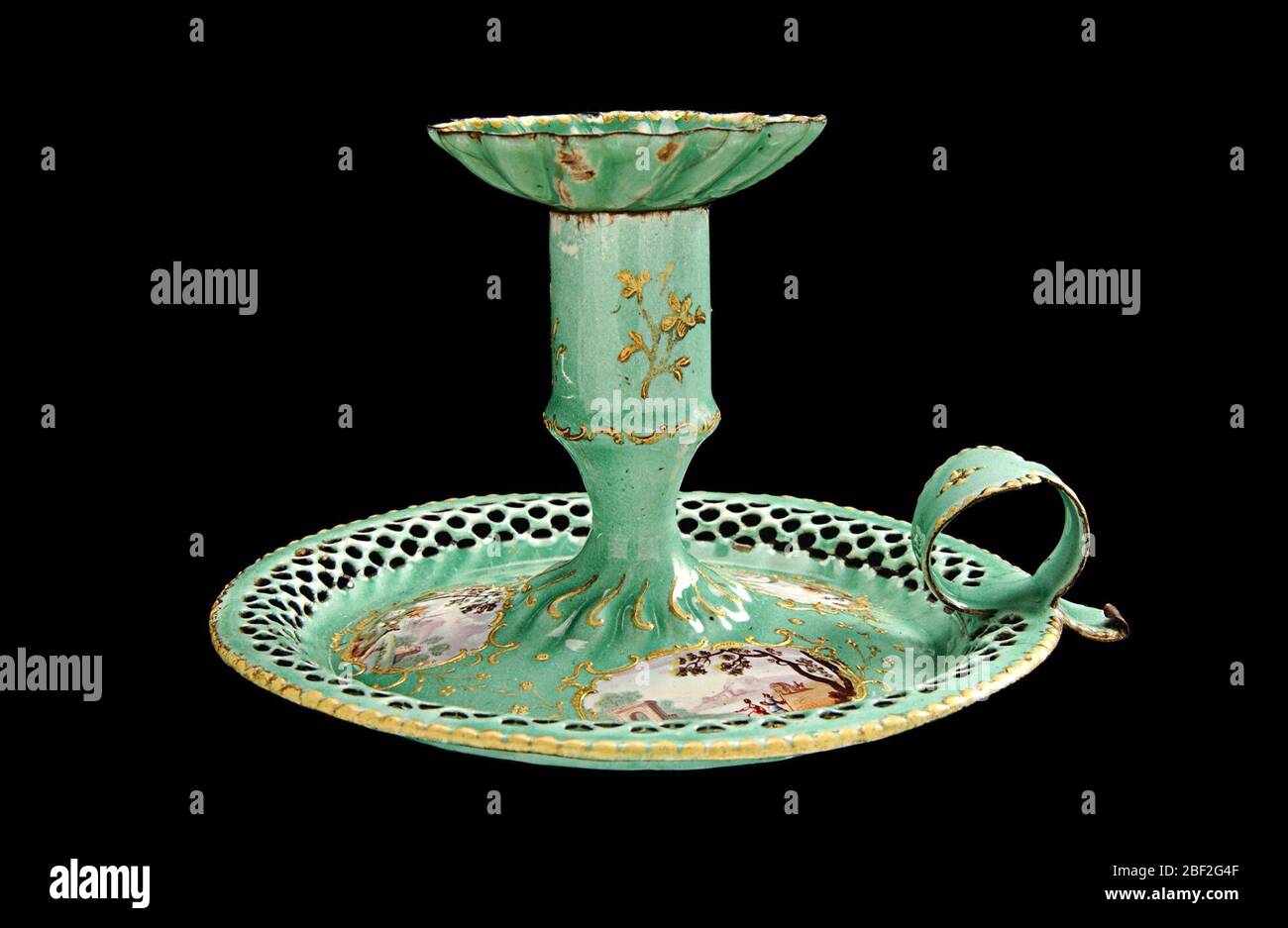 Chamberstick. Die Kunst der Emailmalerei blühte in England während der zweiten Hälfte des achtzehnten Jahrhunderts. Ein französischer Juwelier, Jean Toutin, hatte eine neue Technik für die Emaillemalerei entwickelt, bei der ein Goldsockel zuerst mit weißem Emaille bedeckt und dann mit einem Design bemalt wurde. Stockfoto