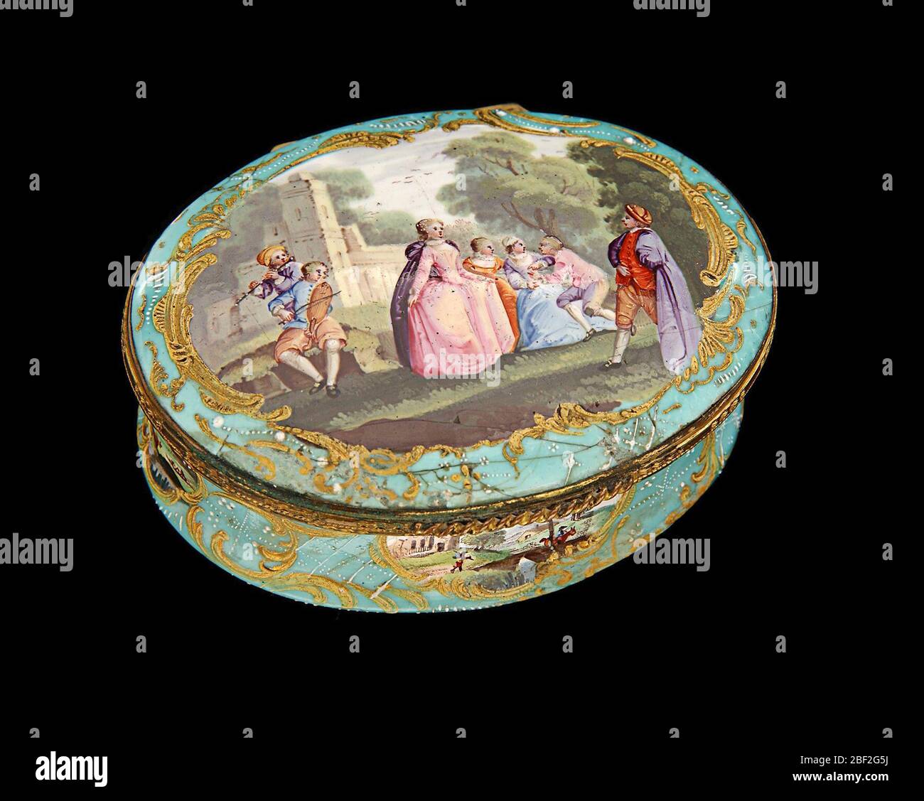 Snuffbox. Die Kunst der Malerei auf Emaille florierte in England während der zweiten Hälfte des achtzehnten Jahrhunderts. Ein französischer Juwelier, Jean Toutin, hatte eine neue Technik für das Malen auf Email entwickelt, bei der ein Goldsockel zuerst mit weißem Emaille bedeckt, dann mit einem Design bemalt wurde. Stockfoto