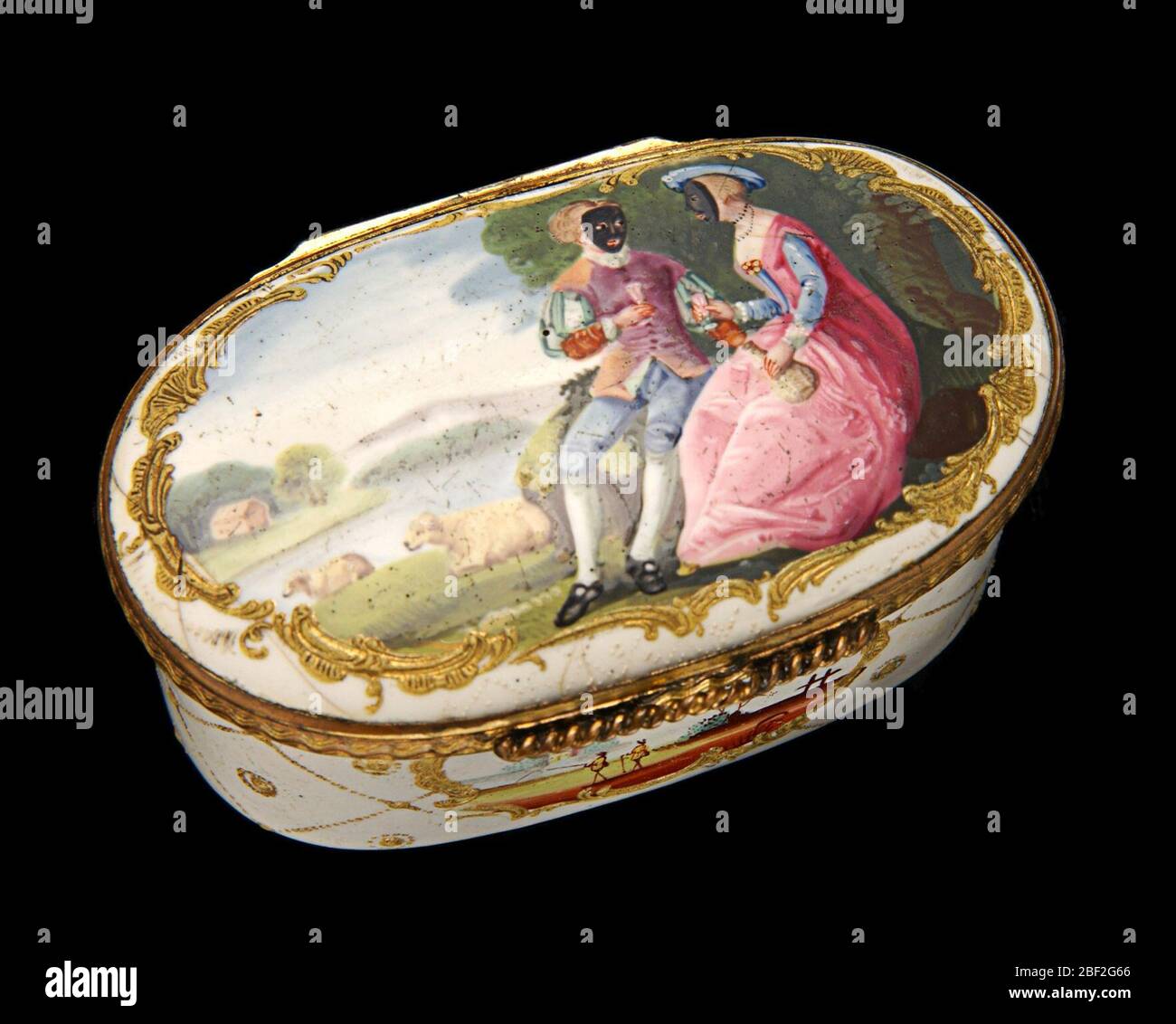 Snuffbox. Die Kunst der Malerei auf Emaille florierte in England während der zweiten Hälfte des achtzehnten Jahrhunderts. Ein französischer Juwelier, Jean Toutin, hatte eine neue Technik für das Malen auf Email entwickelt, bei der ein Goldsockel zuerst mit weißem Emaille bedeckt, dann mit einem Design bemalt wurde. Stockfoto