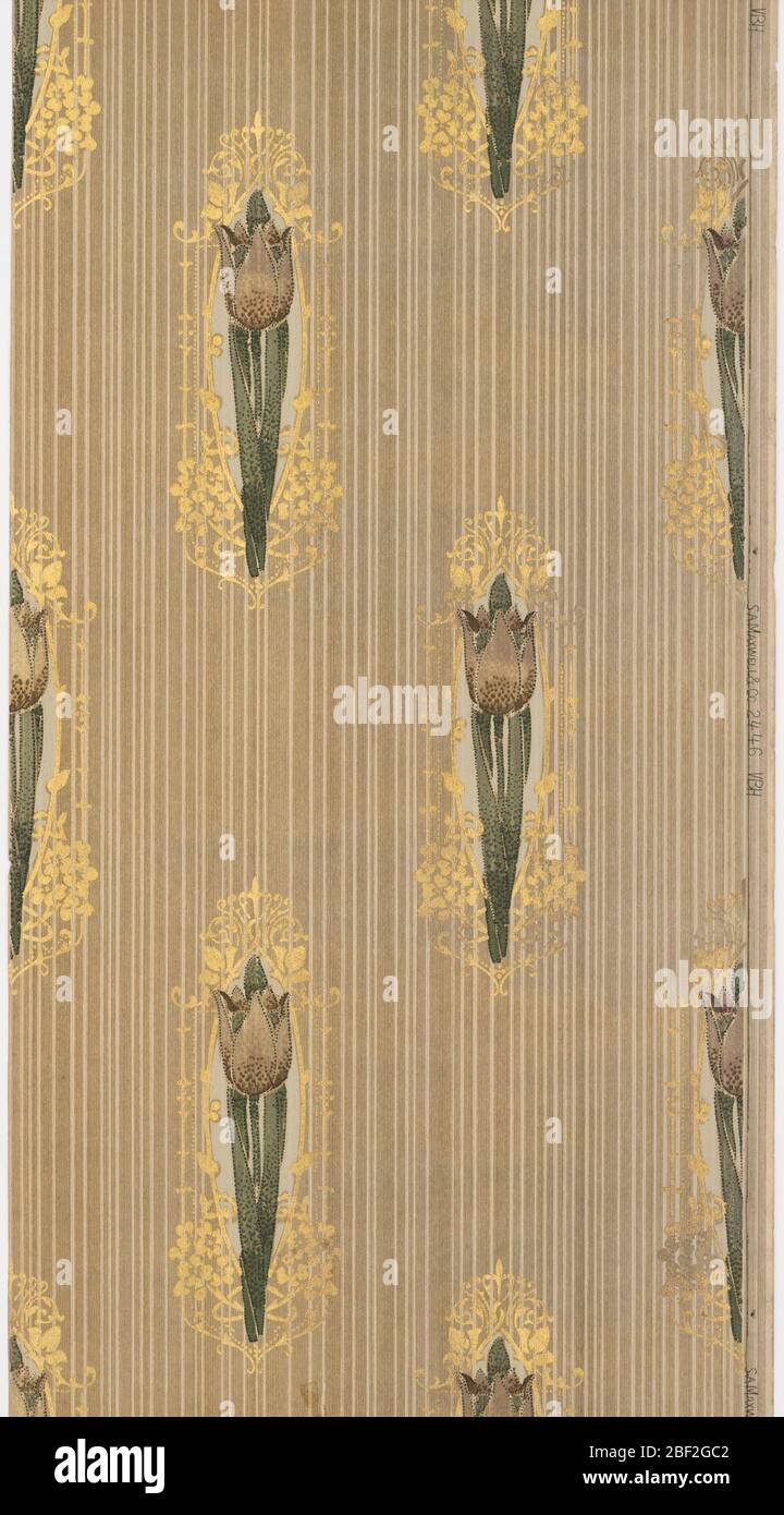 Seitenwand. Wiederholendes Motiv der Tulpe auf langen Stiel mit Blättern. Tulip ist von Rahmen der Goldtracery umgeben. Gedruckt auf gestreiftem, braunem Grund. Stockfoto
